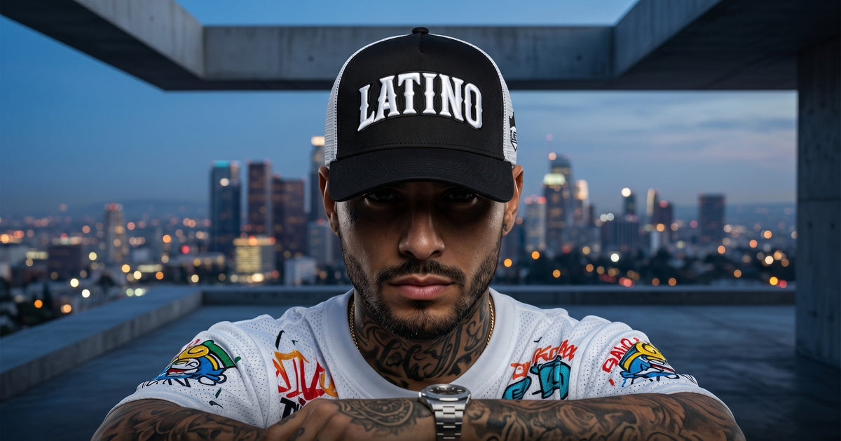 Gorra trucker negra Latino Street Style sostenida en la mano, banner The Roots