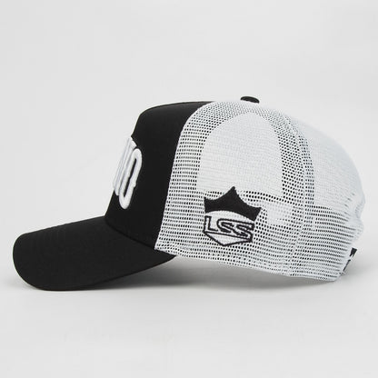 Gorra trucker negra Latino Street Style Black Noir Obsidian, vista en ángulo de tres cuartos