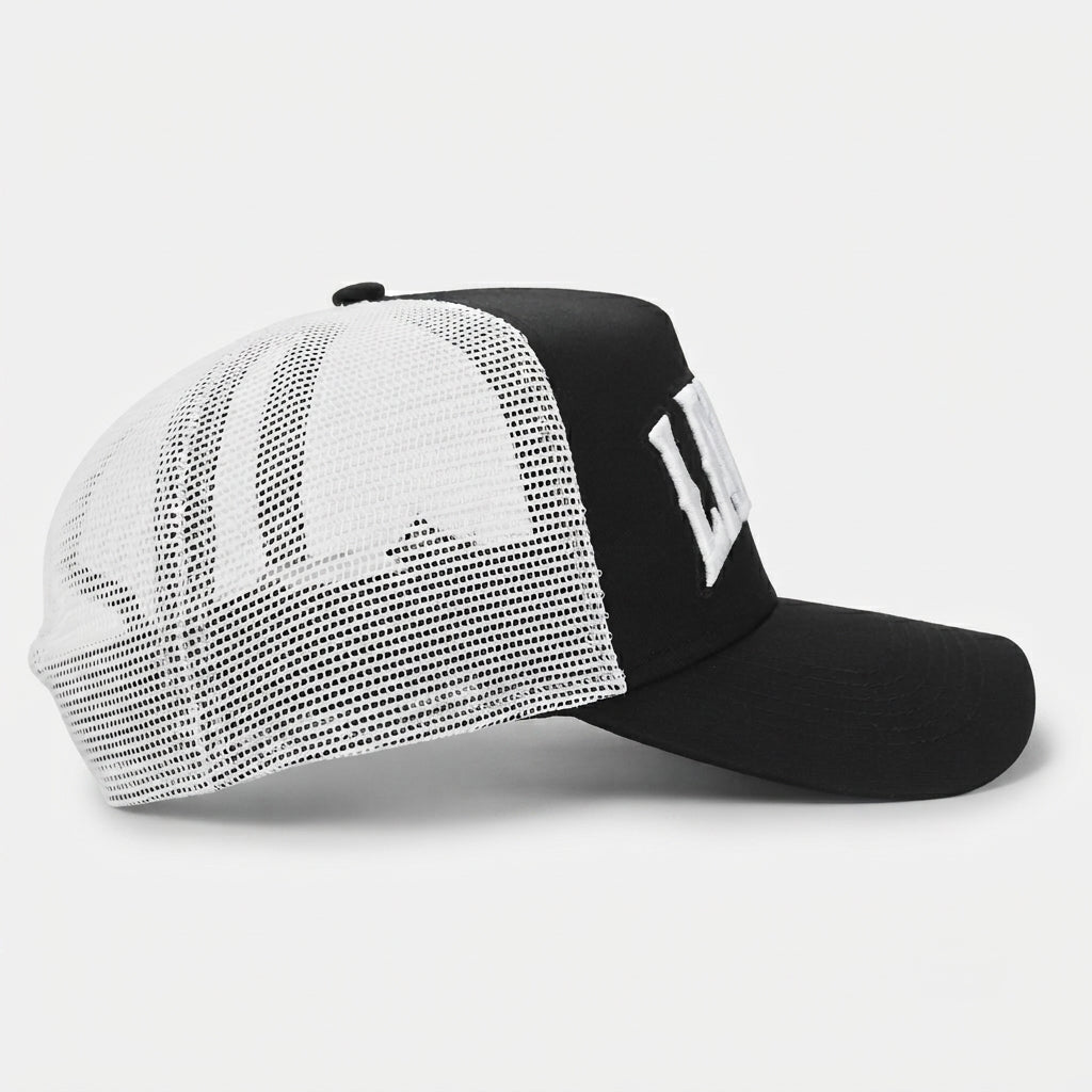 Gorra trucker negra Latino Street Style Black Noir Obsidian, vista trasera con cierre ajustable snapback
