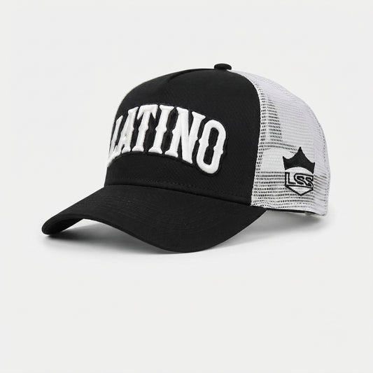 Gorra trucker negra Latino Street Style Black Noir Obsidian, vista frontal con logo LATINO bordado