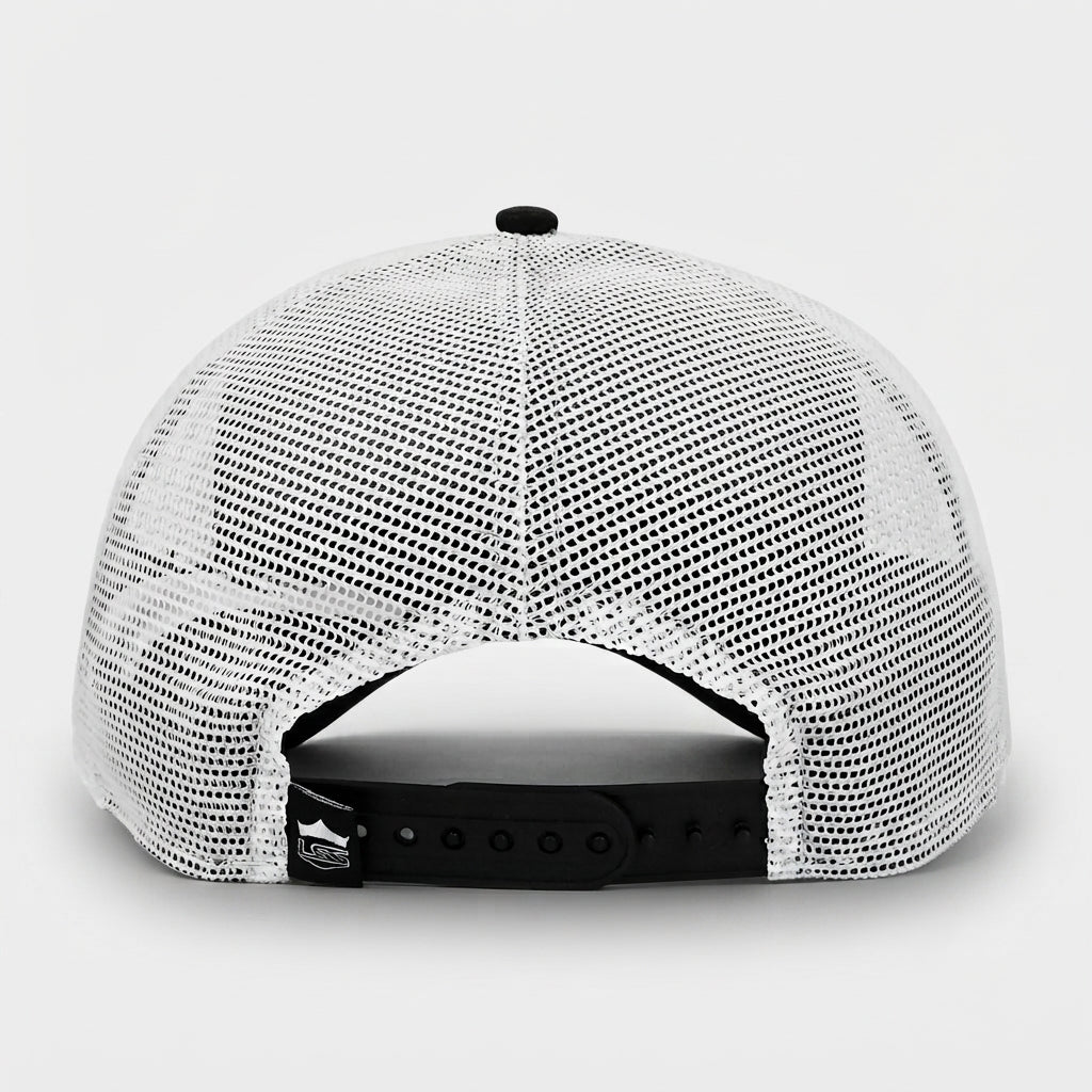 Detalle del bordado LATINO en la gorra trucker negra Black Noir Obsidian