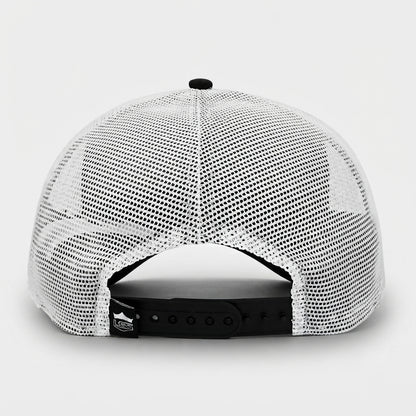 Detalle del bordado LATINO en la gorra trucker negra Black Noir Obsidian
