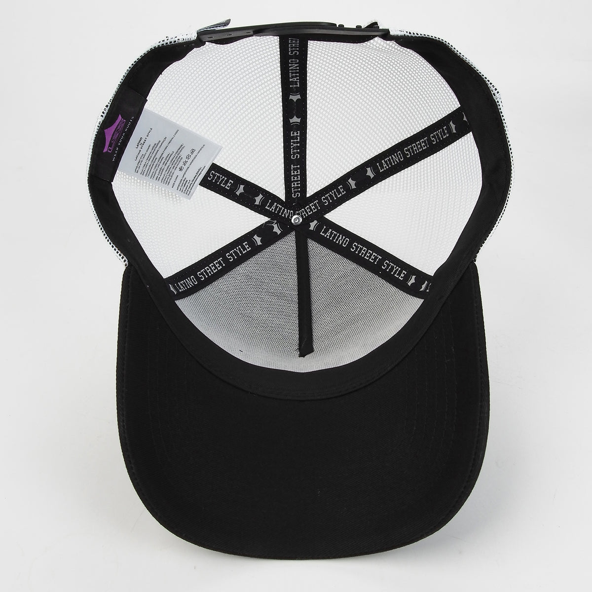 Gorra trucker negra Latino Street Style Black Noir Obsidian puesta en modelo