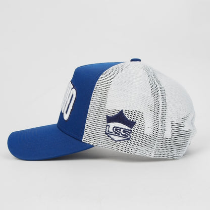 Gorra trucker azul Latino Street Style Blue Sapphire Royal Clarity, vista en ángulo de tres cuartos