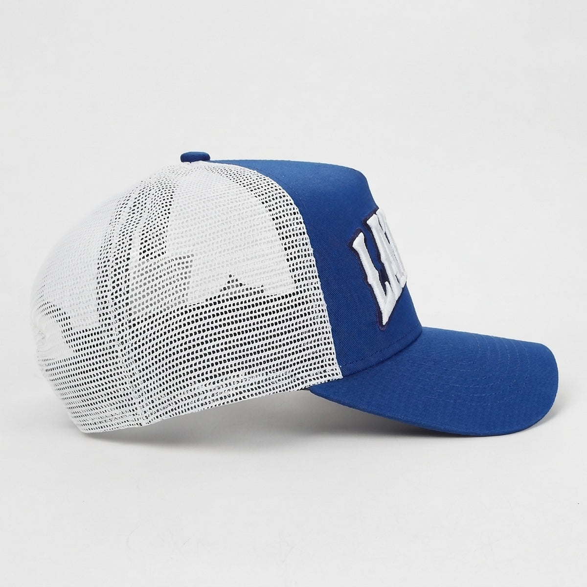 Gorra trucker azul Latino Street Style Blue Sapphire Royal Clarity, vista trasera con cierre ajustable snapback
