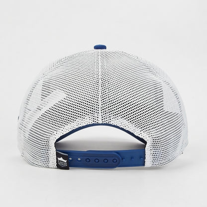 Detalle del bordado LATINO en la gorra trucker azul Blue Sapphire Royal Clarity