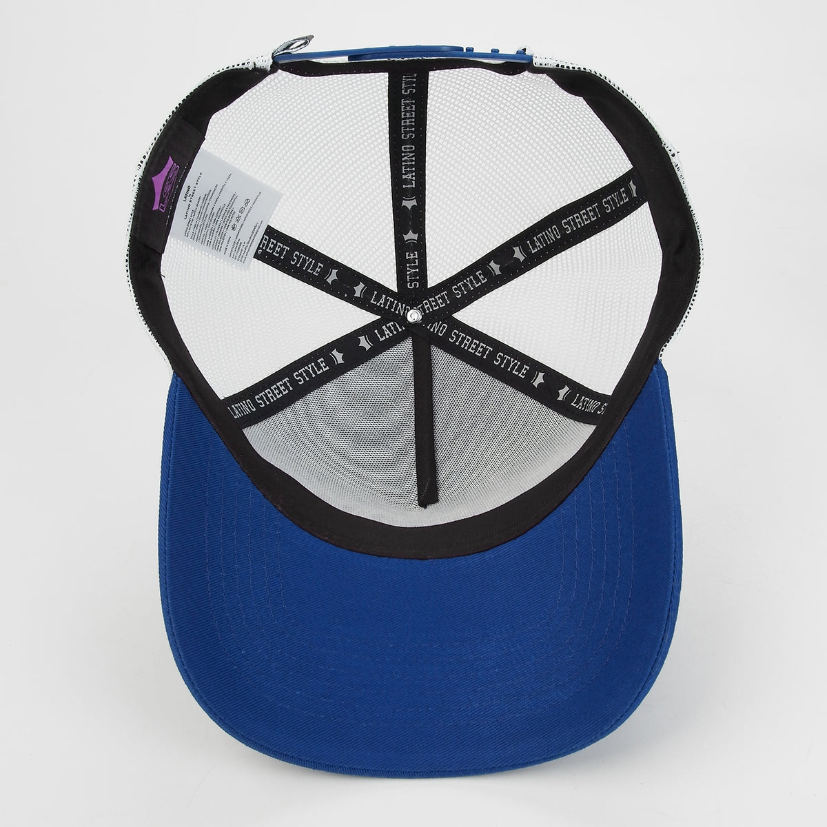 Gorra trucker azul Latino Street Style Blue Sapphire Royal Clarity puesta en modelo
