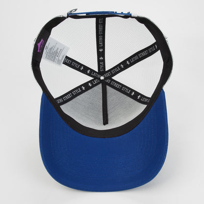 Gorra trucker azul Latino Street Style Blue Sapphire Royal Clarity puesta en modelo